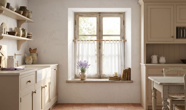 Штори кафе в стилі прованс на кухні — білий тюль з вишивкою на дерев'яному карнизі | Welwet.net