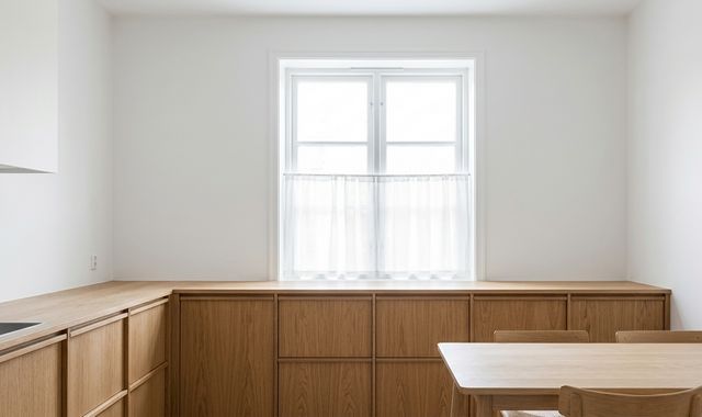 Скандинавський інтер'єр кухні зі шторами кафе — мінімалістична біла вуаль на струні | Welwet.net